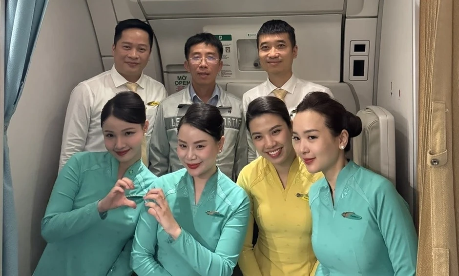 Bác sĩ Bệnh viện Bạch Mai cấp cứu người bệnh trên chuyến bay Hà Nội - Paris Bác sĩ Bệnh viện Bạch Mai cấp cứu người bệnh trên chuyến bay Hà Nội - Paris