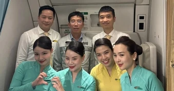 Bác sĩ Bệnh viện Bạch Mai cấp cứu người bệnh trên chuyến bay Hà Nội - Paris