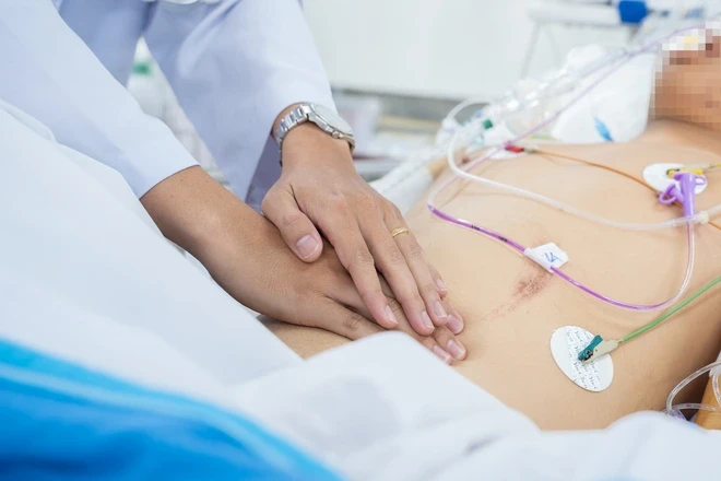 Bác sĩ Bệnh viện Chợ Rẫy mổ xuyên đêm cứu 2 nạn nhân vụ xe khách rơi xuống vực Bác sĩ Bệnh viện Chợ Rẫy mổ xuyên đêm cứu 2 nạn nhân vụ xe khách rơi xuống vực