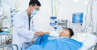 Bác sĩ Bệnh viện Chợ Rẫy mổ xuyên đêm cứu 2 nạn nhân vụ xe khách rơi xuống vực