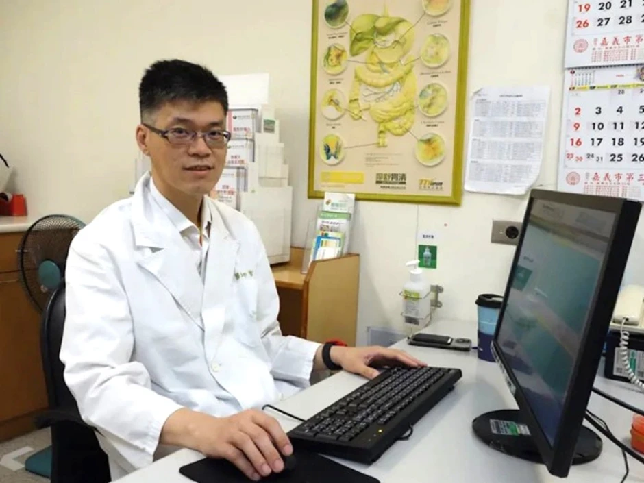 Bác sĩ bơm nước ngọt vào dạ dày chữa bệnh cho cụ ông 86 tuổi