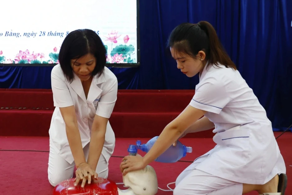 Bác sĩ BV Bạch Mai cứu bé rơi xuống bể bơi, ngừng tim tại khu nghỉ dưỡng Bác sĩ BV Bạch Mai cứu bé rơi xuống bể bơi, ngừng tim tại khu nghỉ dưỡng