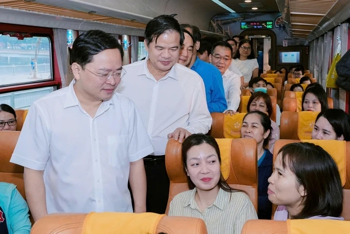 Bác sĩ BV Bạch Mai đi làm từ 5h sáng: Trên tàu đọc bệnh án, vào viện kín lịch mổ Bác sĩ BV Bạch Mai đi làm từ 5h sáng: Trên tàu đọc bệnh án, vào viện kín lịch mổ
