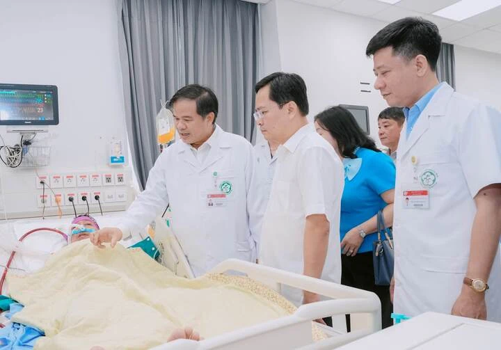 Bác sĩ BV Bạch Mai đi làm từ 5h sáng: Trên tàu đọc bệnh án, vào viện kín lịch mổ Bác sĩ BV Bạch Mai đi làm từ 5h sáng: Trên tàu đọc bệnh án, vào viện kín lịch mổ