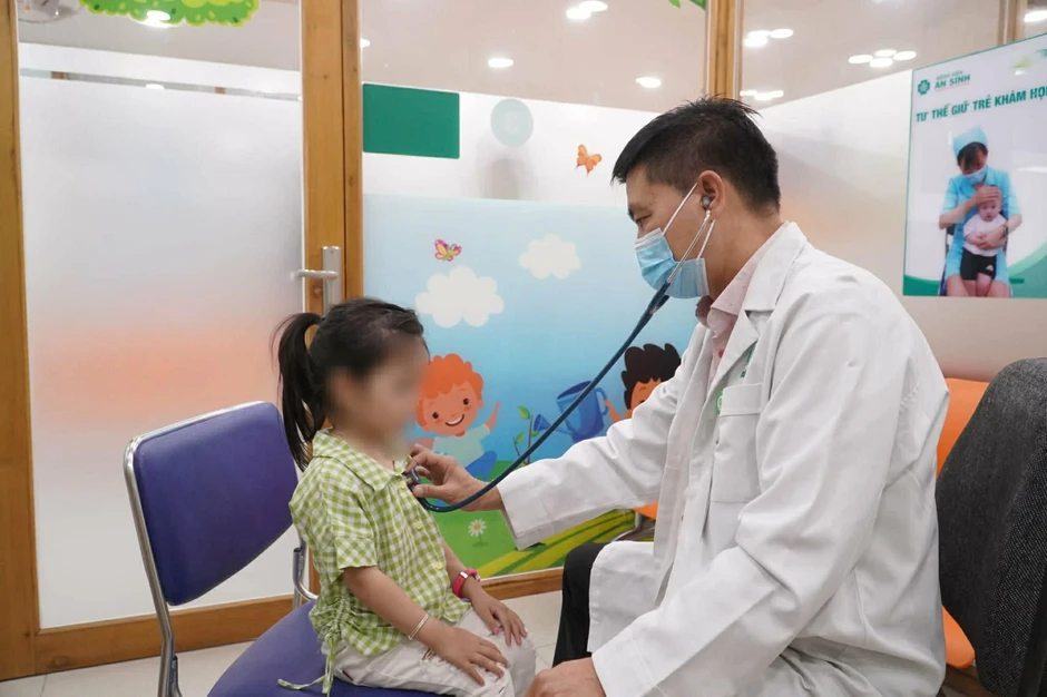 Bác sĩ cảnh báo dấu hiệu tay chân miệng nguy hiểm hơn nổi ban và loét miệng Bác sĩ cảnh báo dấu hiệu tay chân miệng nguy hiểm hơn nổi ban và loét miệng