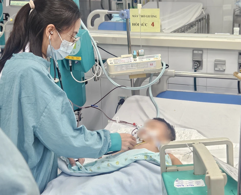 Bác sĩ cảnh báo dấu hiệu tay chân miệng nguy hiểm hơn nổi ban và loét miệng Bác sĩ cảnh báo dấu hiệu tay chân miệng nguy hiểm hơn nổi ban và loét miệng