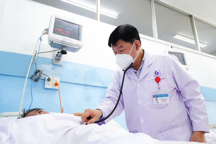 Bác sĩ cảnh báo đột quỵ gia tăng dịp nghỉ lễ, dễ nhầm với say nắng Bác sĩ cảnh báo đột quỵ gia tăng dịp nghỉ lễ, dễ nhầm với say nắng