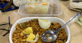 Bác sĩ cảnh báo: Hạt vi nhựa "chất đầy" não nếu làm việc này khi ăn, rất quen với dân văn phòng