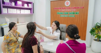 Bác sĩ cảnh báo hệ lụy bôi kem trộn, da nổi “mạng nhện đỏ”