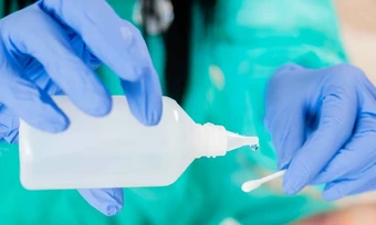 Bác sĩ cảnh báo nguy hiểm khi dùng oxy già sát trùng vết thương