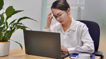 Bác sĩ cảnh báo tác hại khi thiếu ngủ kéo dài - Báo TinVina