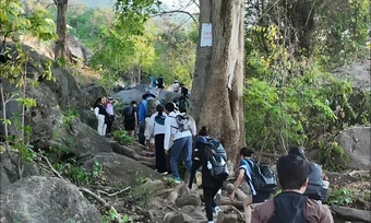 Bác sĩ chỉ cách bảo vệ khớp gối khi trekking dịp lễ - Báo TinVina