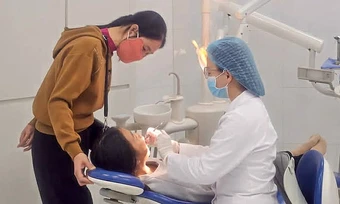 Bác sĩ chỉ quy tắc đánh răng '4 số 2'