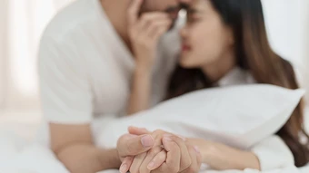 Bác sĩ chỉ ra lợi ích, rủi ro khi gần gũi 'ngày đèn đỏ'