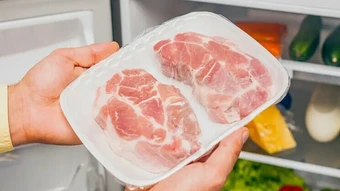 Bác sĩ chỉ ra sai lầm phổ biến khi cất thịt cá vào tủ đông