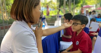Bác sĩ chỉ thói quen khiến trẻ dễ cận thị, nhiều gia đình đang mắc phải