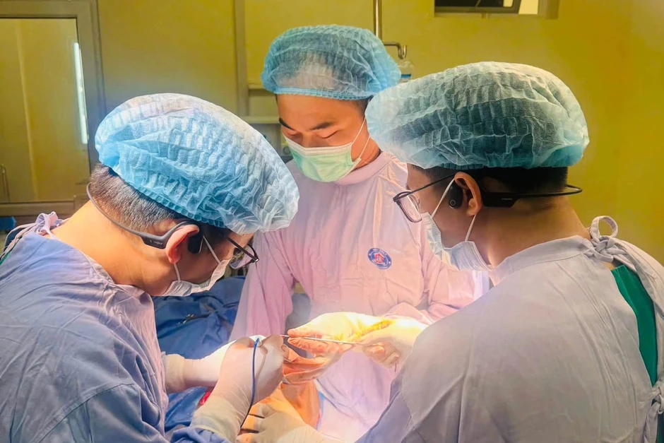 Bác sĩ cứu đôi chân của người mẹ trẻ ung thư xương Bác sĩ cứu đôi chân của người mẹ trẻ ung thư xương