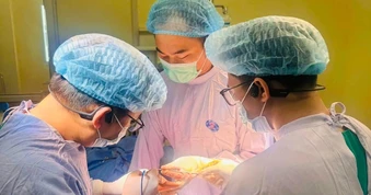 Bác sĩ cứu đôi chân của người mẹ trẻ ung thư xương