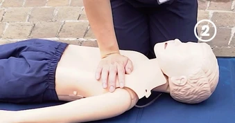Bác sĩ day dứt vì trẻ đuối nước bị sơ cứu sai: Hãy ép tim, đừng dốc ngược
