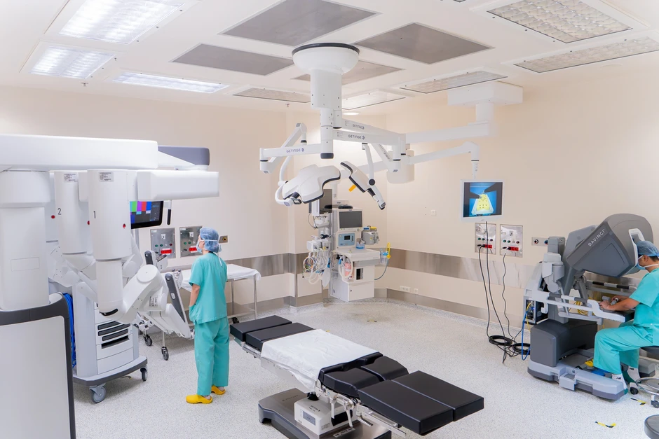 Bác sĩ FV cắt u xơ phức tạp bằng robot da Vinci Xi giúp bảo tồn tử cung