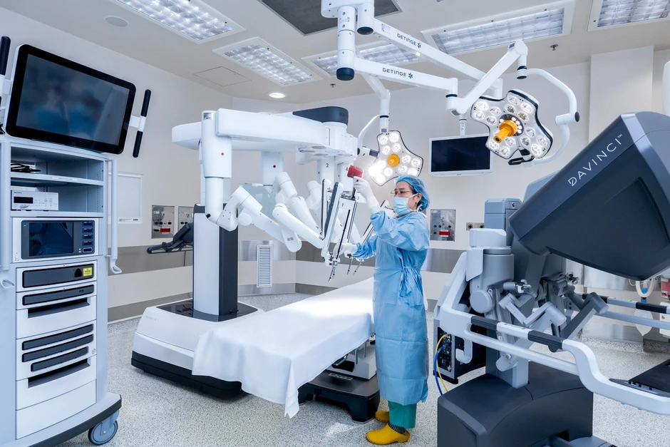 Bác sĩ FV Đỗ Quang Minh chinh phục những ca mổ khó với robot da Vinci Bác sĩ FV Đỗ Quang Minh chinh phục những ca mổ khó với robot da Vinci