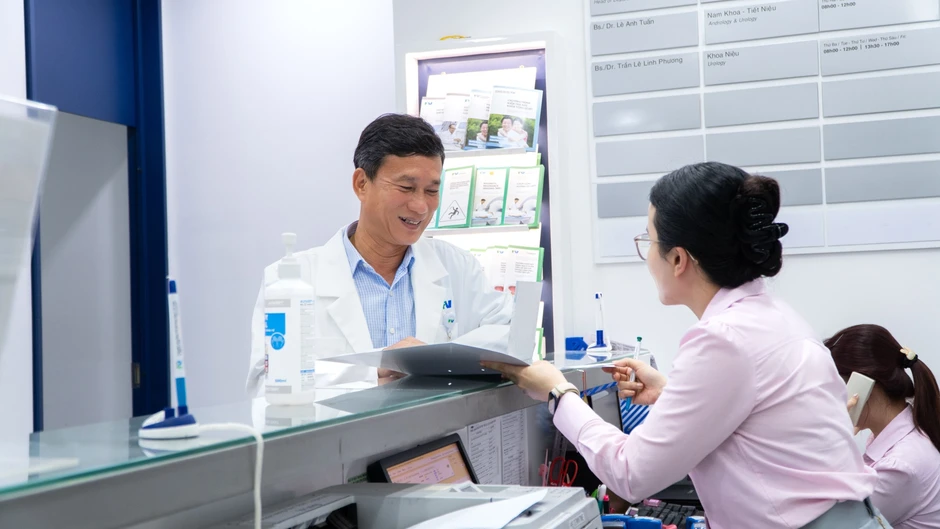 Bác sĩ FV Đỗ Quang Minh chinh phục những ca mổ khó với robot da Vinci Bác sĩ FV Đỗ Quang Minh chinh phục những ca mổ khó với robot da Vinci