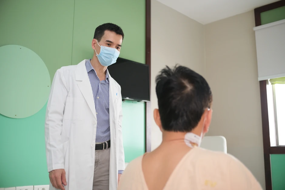 Bác sĩ FV mổ ung thư thực quản và dạ dày cùng lúc bằng robot Bác sĩ FV mổ ung thư thực quản và dạ dày cùng lúc bằng robot