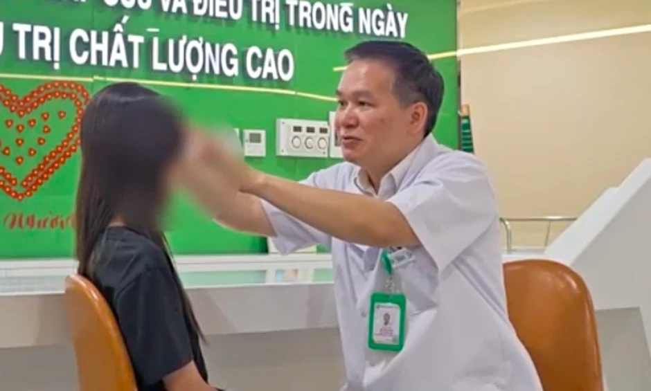 Bác sĩ gặp lại bệnh nhi sau 10 năm từ ca ghép da đầu hy hữu