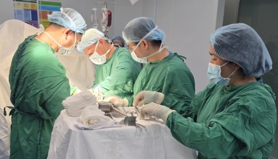 Bác sĩ hai bệnh viện đến Cần Giờ phối hợp mổ cứu người vỡ gan Bác sĩ hai bệnh viện đến Cần Giờ phối hợp mổ cứu người vỡ gan