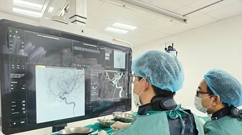 Bác sĩ hóa giải 'quả bom nổ chậm' trong não người phụ nữ