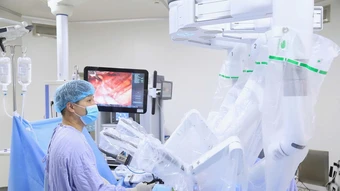 Bác sĩ học điều khiển robot phẫu thuật 6 loại ung thư