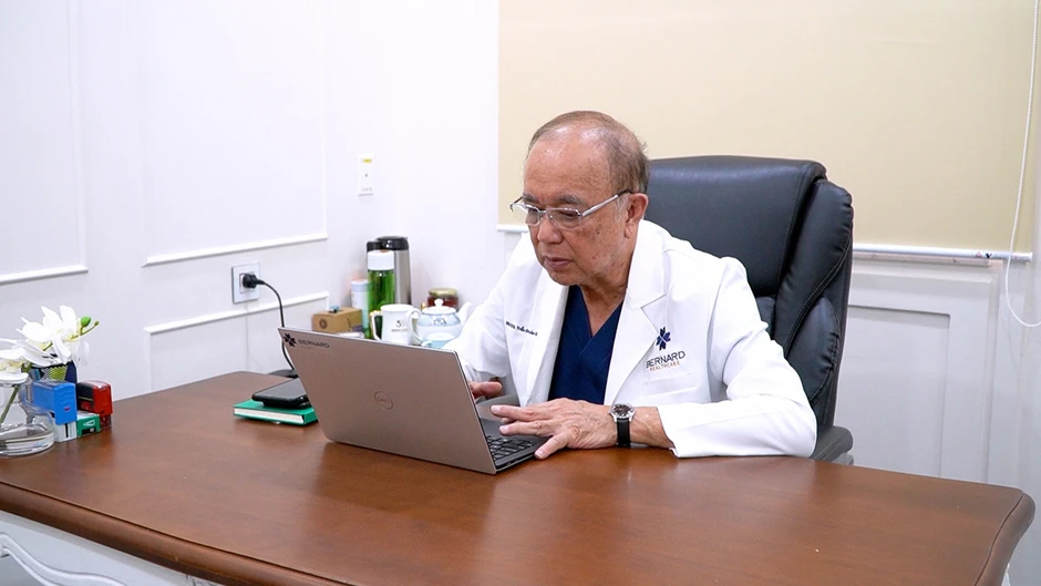 Bác sĩ hơn 70 tuổi vẫn 'hết lòng' với những vết thương khó lành