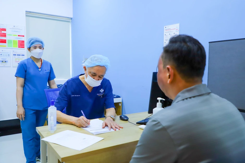 Bác sĩ hơn 70 tuổi vẫn 'hết lòng' với những vết thương khó lành