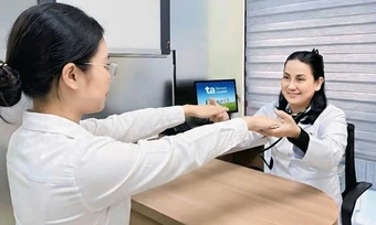 Bác sĩ hướng dẫn cách giảm đau đầu do nắng nóng - Báo TinVina