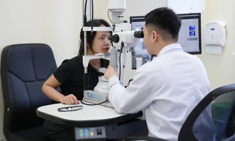Bác sĩ hướng dẫn cách giảm hội chứng thị giác màn hình - Báo TinVina