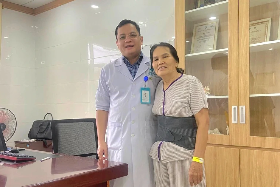 Bác sĩ kể lại phút giây cứu người đàn ông bất ngờ gục trên sân bóng Bác sĩ kể lại phút giây cứu người đàn ông bất ngờ gục trên sân bóng