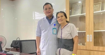 Bác sĩ kể lại phút giây cứu người đàn ông bất ngờ gục trên sân bóng