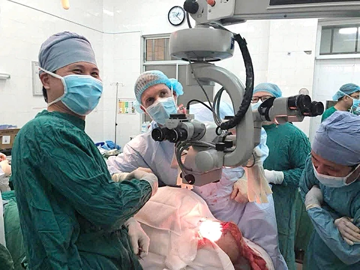 Bác sĩ kéo những 'đường mạch' hồi sinh cuộc đời người di chứng bỏng Bác sĩ kéo những 'đường mạch' hồi sinh cuộc đời người di chứng bỏng