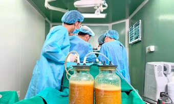 Bác sĩ lấy ra gần 5 lít dịch và 'chất lạ' trong ngực nữ bệnh nhân