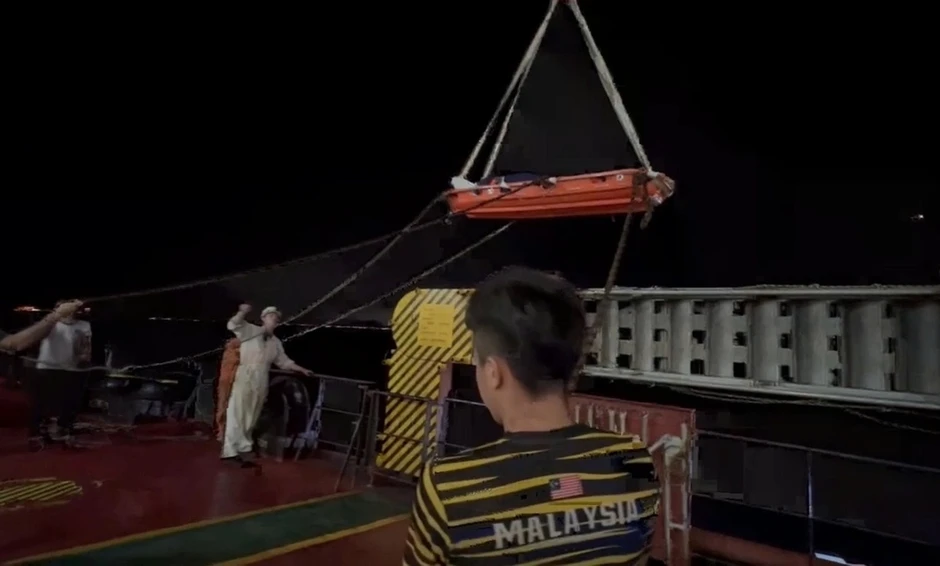 Bác sĩ leo thang dây lên tàu cứu thuyền viên Nga đột quỵ Bác sĩ leo thang dây lên tàu cứu thuyền viên Nga đột quỵ