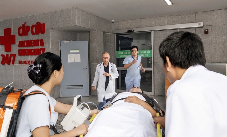 Bác sĩ leo thang dây lên tàu cứu thuyền viên Nga đột quỵ Bác sĩ leo thang dây lên tàu cứu thuyền viên Nga đột quỵ