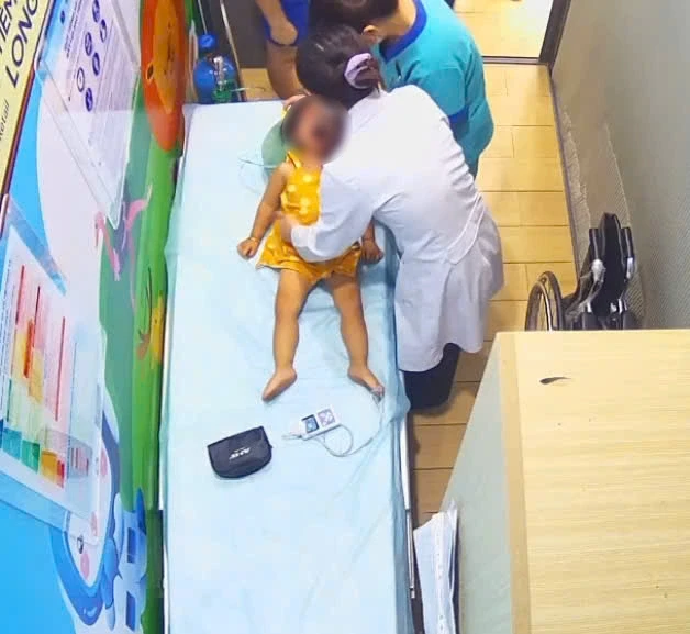 Bác sĩ Long Châu kể lại khoảnh khắc 'tranh thủ từng giây' cứu nguy bé bị sặc sữa Bác sĩ Long Châu kể lại khoảnh khắc 'tranh thủ từng giây' cứu nguy bé bị sặc sữa