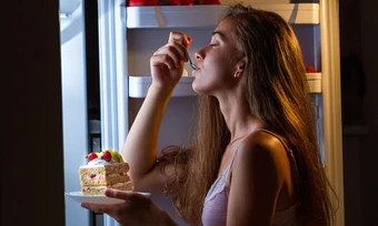 Bác sĩ Mỹ khuyến cáo 7 thói quen cần tránh sau 19h để bảo vệ trái tim