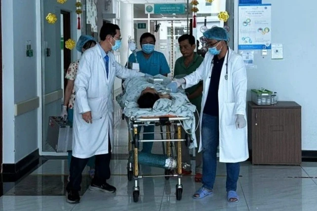 Bác sĩ nghẹn ngào vì câu hỏi của nữ sinh bị container cán qua đùi nguy kịch Bác sĩ nghẹn ngào vì câu hỏi của nữ sinh bị container cán qua đùi nguy kịch