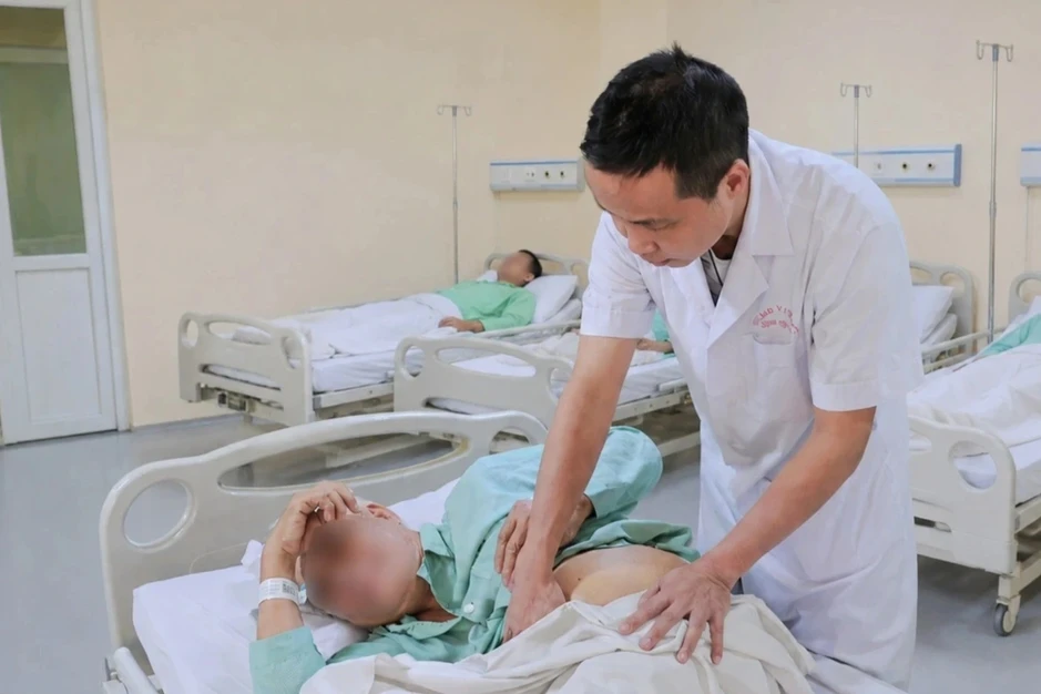 Bác sĩ "toát mồ hôi" với ca tán sỏi khó: Thận chui lên ngực, cột sống vẹo Bác sĩ "toát mồ hôi" với ca tán sỏi khó: Thận chui lên ngực, cột sống vẹo