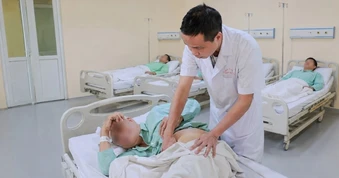 Bác sĩ "toát mồ hôi" với ca tán sỏi khó: Thận chui lên ngực, cột sống vẹo