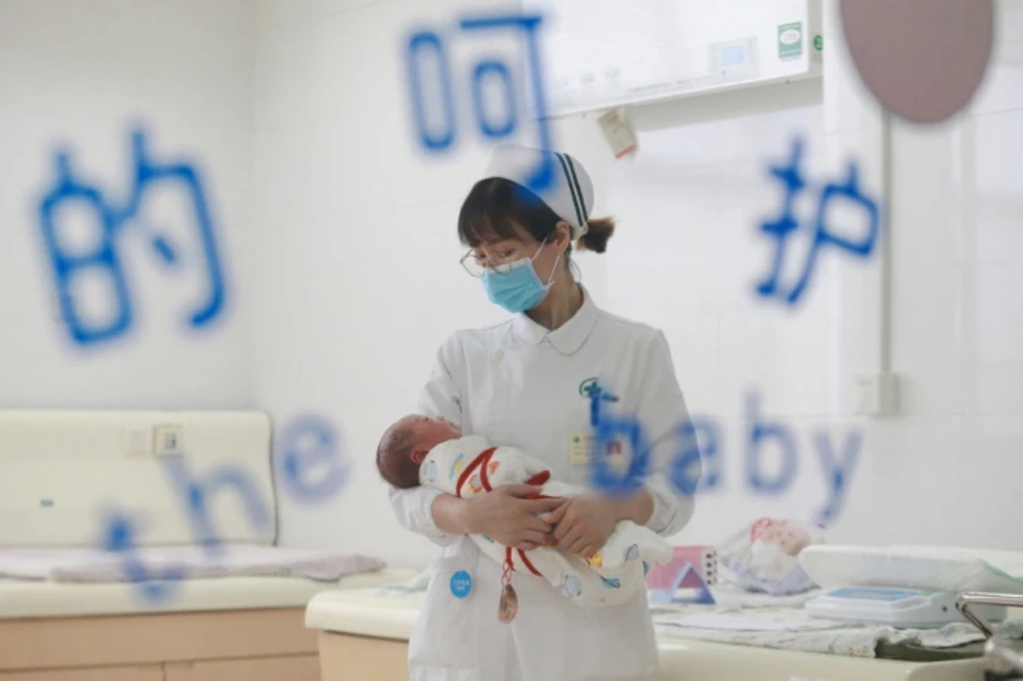Bác sĩ sản khoa Trung Quốc bỏ áo blouse đi bán bảo hiểm, mì bò Bác sĩ sản khoa Trung Quốc bỏ áo blouse đi bán bảo hiểm, mì bò