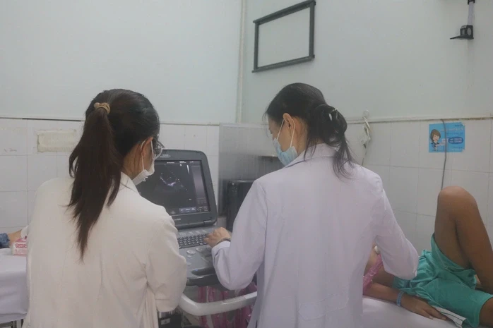 Bác sĩ sốc khi phát hiện chiếc tăm tre cắm trong tim bé trai 13 tuổi Bác sĩ sốc khi phát hiện chiếc tăm tre cắm trong tim bé trai 13 tuổi