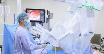 Bác sĩ thực hành trên loạt ca mổ ung thư bằng robot