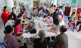 Bác sĩ TP HCM ra quân khám sức khỏe miễn phí cho dân